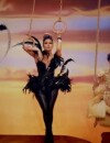 Dans  Live It Up,  Jennifer Lopez enchaîne els chorégraphies sexy