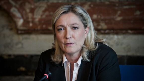 Marine Le Pen tombe dans sa piscine... Jean-Luc Mélenchon "l'arrose" sur Twitter