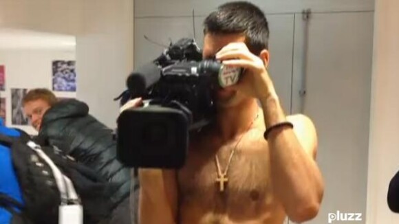 Novak Djokovic vole une caméra de France TV et joue l'espion des vestiaires de Roland Garros 2013