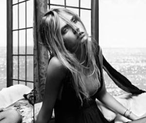 Cara Delevingne devient l'égérie de la collection automne-hiver 2013 de la marque Yves Saint Laurent