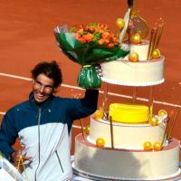 Rafael Nadal : gros gâteau d&#039;anniversaire 100% tennis à Roland Garros 2013