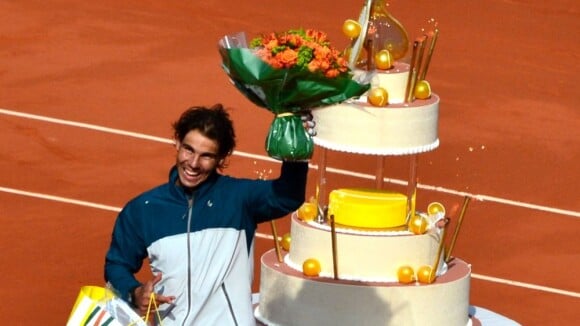Rafael Nadal : gros gâteau d'anniversaire 100% tennis à Roland Garros 2013