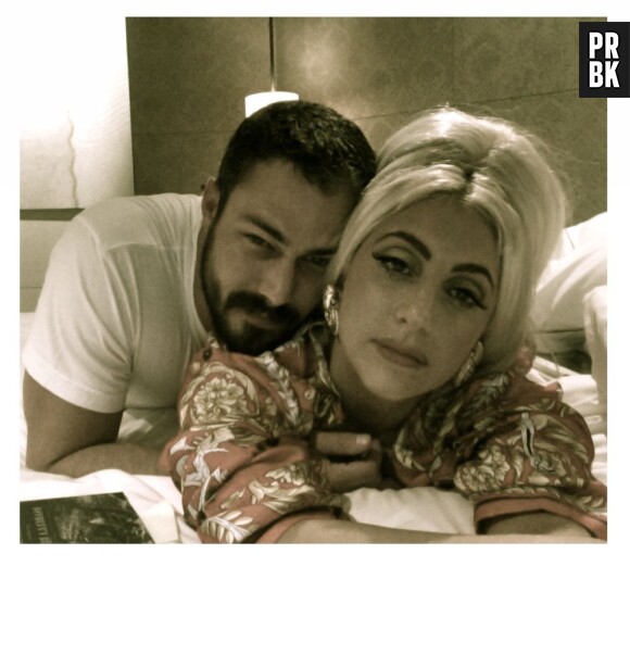 Lady Gaga et Taylor Kinney s'affichent en couple sur Little Monsters