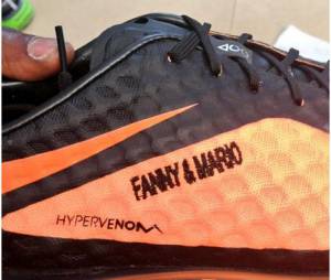 Mario Balotelli affiche son amour pour Fanny sur ses chaussures