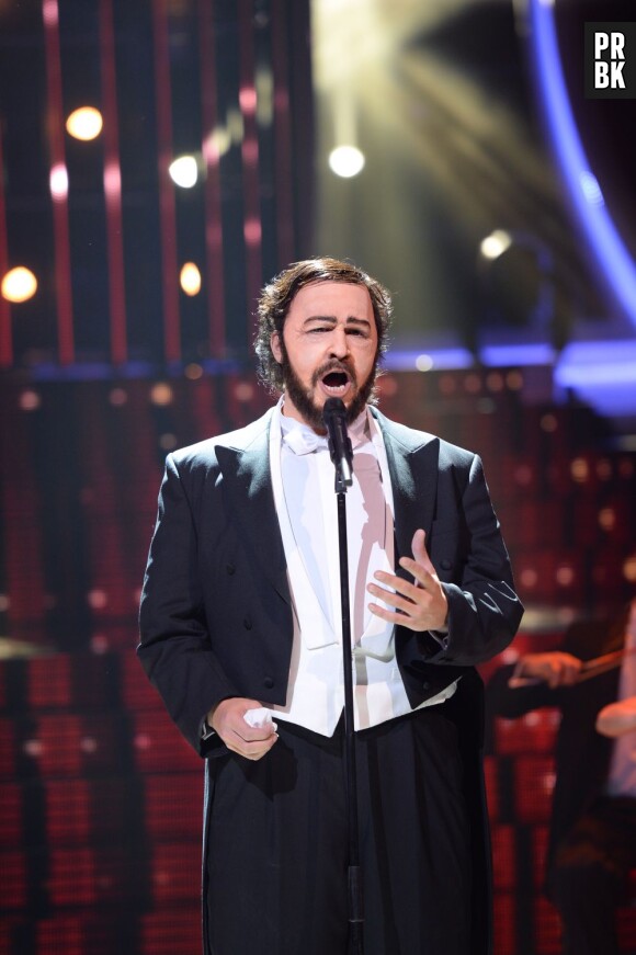 Un air de star : Amaury Vassili incroyable de talent en Luciano Pavarotti.