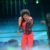 Un air de star : Nastasha St-Pier a tenté de danser comme Michael Jackson sur Thriller.