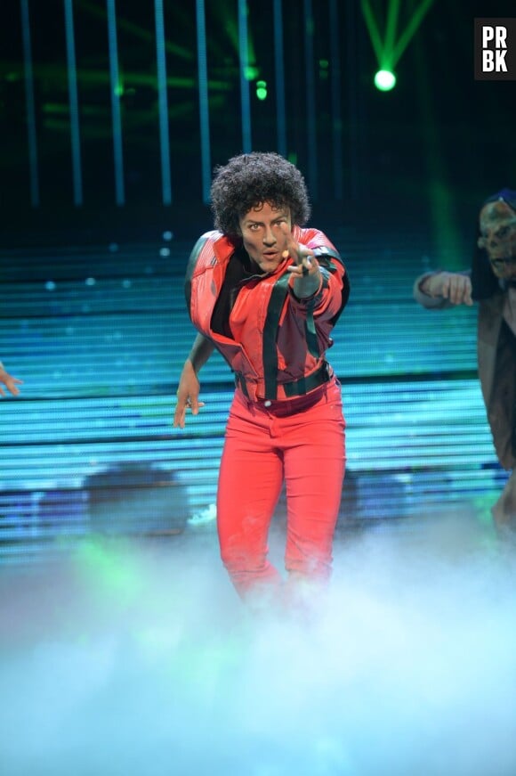 Un air de star : Nastasha St-Pier a tenté de danser comme Michael Jackson sur Thriller.
