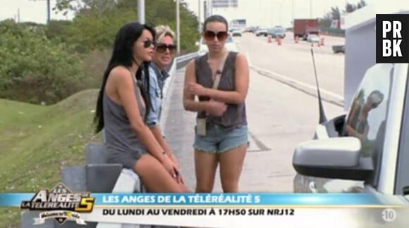 Les Anges 5 : Amélie, Maude et Nabilla au bord de la route après la crevaison d'un pneu.