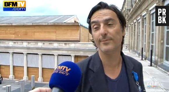 Yvan Attal demande Charlotte Gainsbourg en mariage lors de la remise de médailles de Chevalier de l'Ordre du mérite nationale