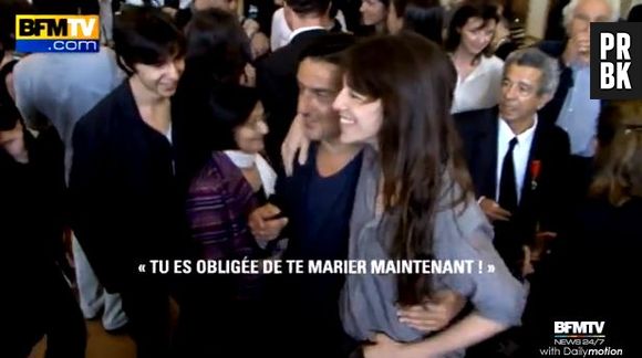 Yvan Attal demande Charlotte Gainsbourg en mariage lors de la remise de médailles de Chevalier de l'Ordre du mérite nationale
