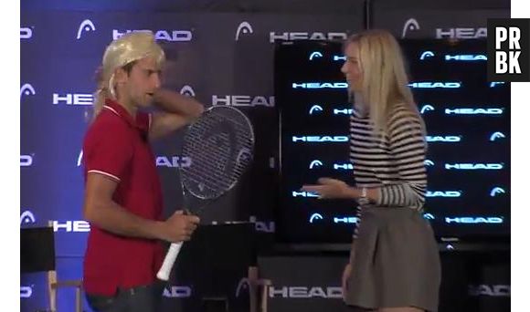 Novak Djokovic imite Maria Sharapova