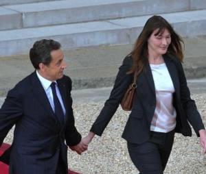 Carla Bruni et Nicolas Sarkozy pendant la passation de pouvoir en mai 2012