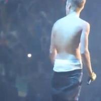 Justin Bieber en boxer en plein concert : un pro du strip-tease involontaire