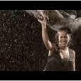 Chéraze de The Mess chante sous la pluie dans le clip d'Au Top