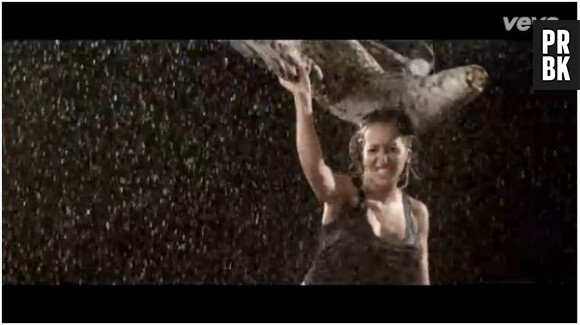 Chéraze de The Mess chante sous la pluie dans le clip d'Au Top