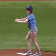 Carly Rae Jepsen s'essaye au baseball : son lancer raté