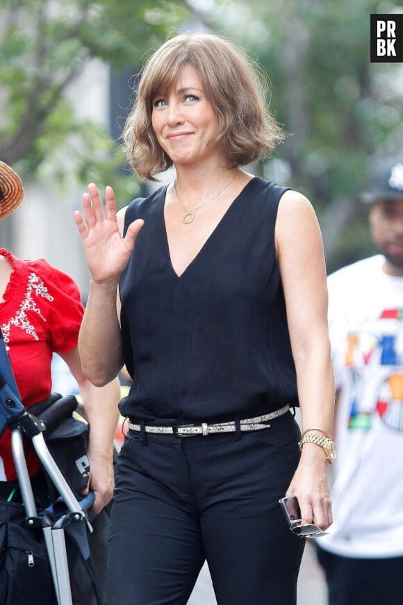 Jennifer Aniston fait coucou aux paparazzi le 17 juillet 2013