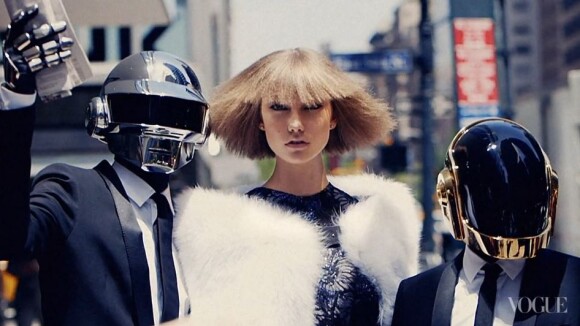 Daft Punk et Karlie Kloss : photoshoot robotique et sexy pour Vogue US