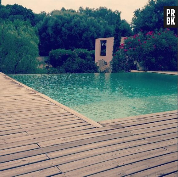 Baptiste Giabiconi : piscine et soleil au programme de ses vacances en Corse