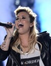 Demi Lovato en mode glam' rock pendant les TCA 2013