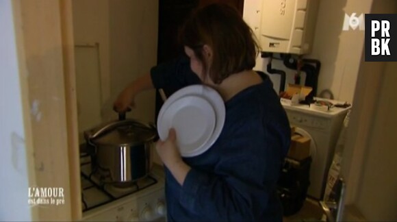 L'amour est dans le pré 2013 : L'une des prétendantes de Didier l'aide à organiser le repas familial.