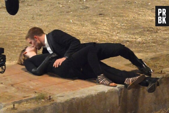 Robert Pattinson embrasse Mia Wasikowska sur le tournage de Maps to the Stars le 21 août 2013