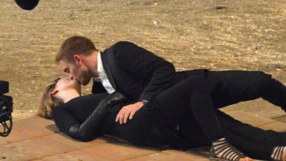 Robert Pattinson : baiser langoureux avec Mia Wasikowska