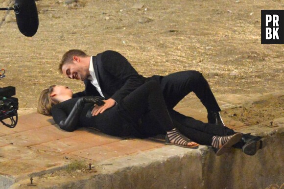Robert Pattinson et Mia Wasikowska complices sur le tournage de Maps to the Stars le 21 août 2013