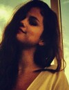 Selena Gomez : sexy en robe de chambre à Paris le 6 septembre 2013