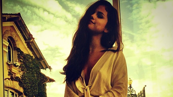 Selena Gomez : sexy en robe de chambre à Paris