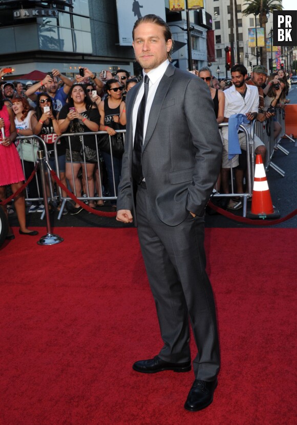 Charlie Hunnam, beau-gosse à l'avant-première de la saison 6 de Sons of Anarchy le 7 septembre 2013