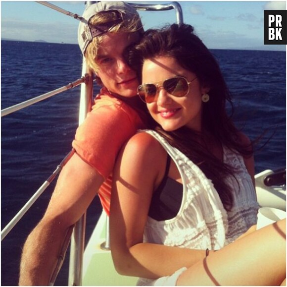 Lucy Hale et Graham Rogers prennent la pose sur Instagram, depuis Hawaii en juillet 2013