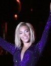 Beyoncé moulée dans une combi violette, sur la scène du V Festival 2013