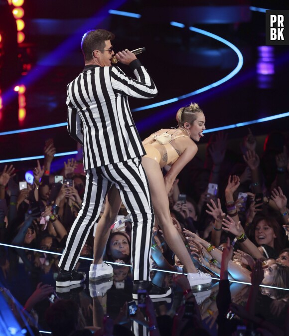 Miley Cyrus et Robin Thicke aux MTV VMA 2013 : Liam Hemsworth n'a pas apprécié le show