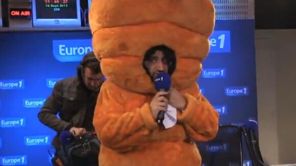 Cyril Hanouna déguisé en carotte géante sur Europe 1