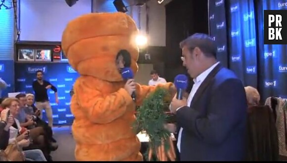 Cyril Hanouna déguisé en carotte géant devant les studios d'Europe 1
