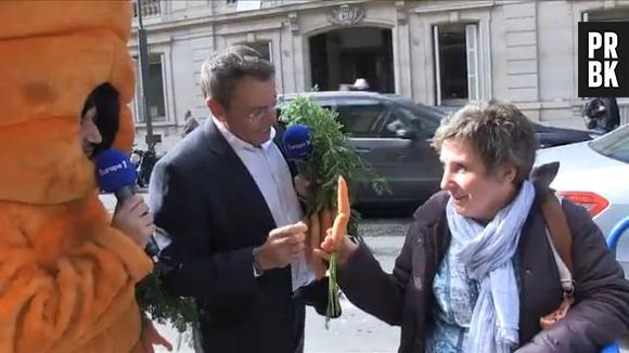 Cyril Hanouna déguisé en carotte géant devant les studios d'Europe 1