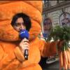 Cyril Hanouna déguisé en carotte géant devant les studios d'Europe 1