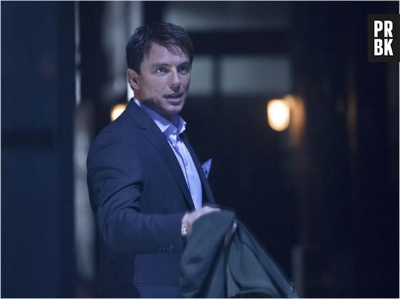 Arrow saison 2 : John Barrowman de retour dans la peau de Malcolm