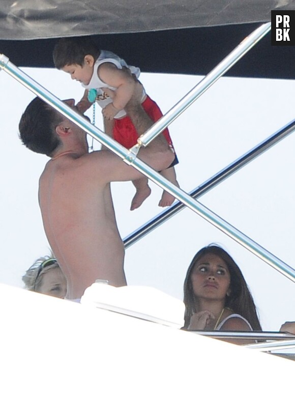 Lionel Messi, Antonella Roccuzzo et leur petit Thiago, lundi 8 juillet 2013 en Espagne