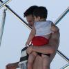 Lionel Messi, papa poule avec Thiago sur l'île de Formentera en Espagne, lundi 8 juillet 2013