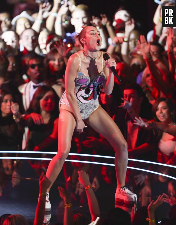 Miley Cyrus sur la scène des MTV VMA 2013