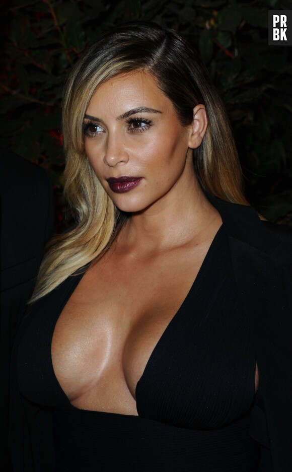 Kim Kardashian blonde et décolletée à Paris, le 1er octobre 2013