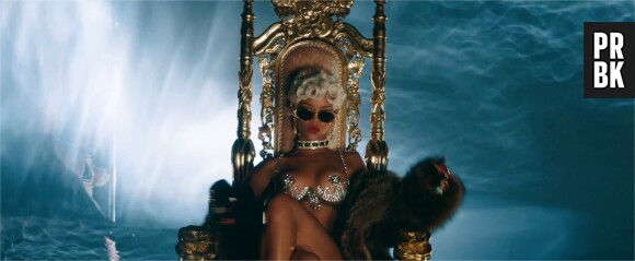Rihanna dans le clip de Pour it Up