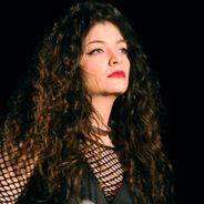 Lorde Son Boyfriend Cible De Tweets Racistes De La Part De Directioners Purebreak