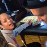 Rihanna : nouveau tatouage au bâton et au maillet... dans la douleur