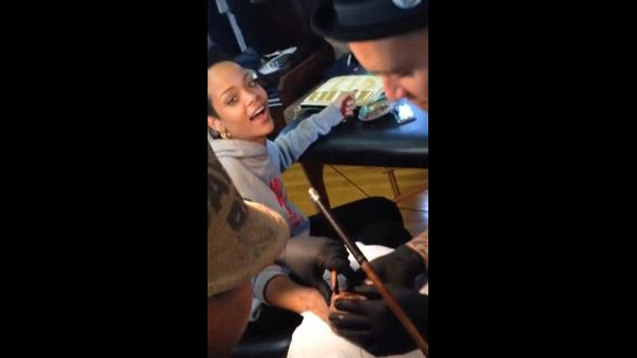 Rihanna : nouveau tatouage au bâton et au maillet... dans la douleur