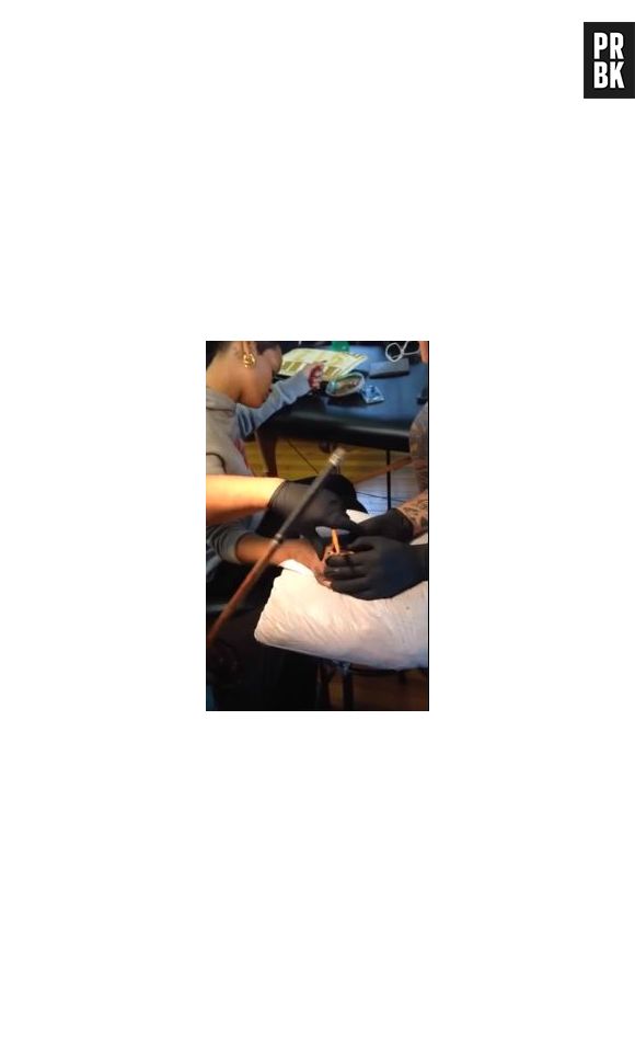 Rihanna : son nouveau tatouage Maori sur la main réalisé dans la douleur, en octobre 2013