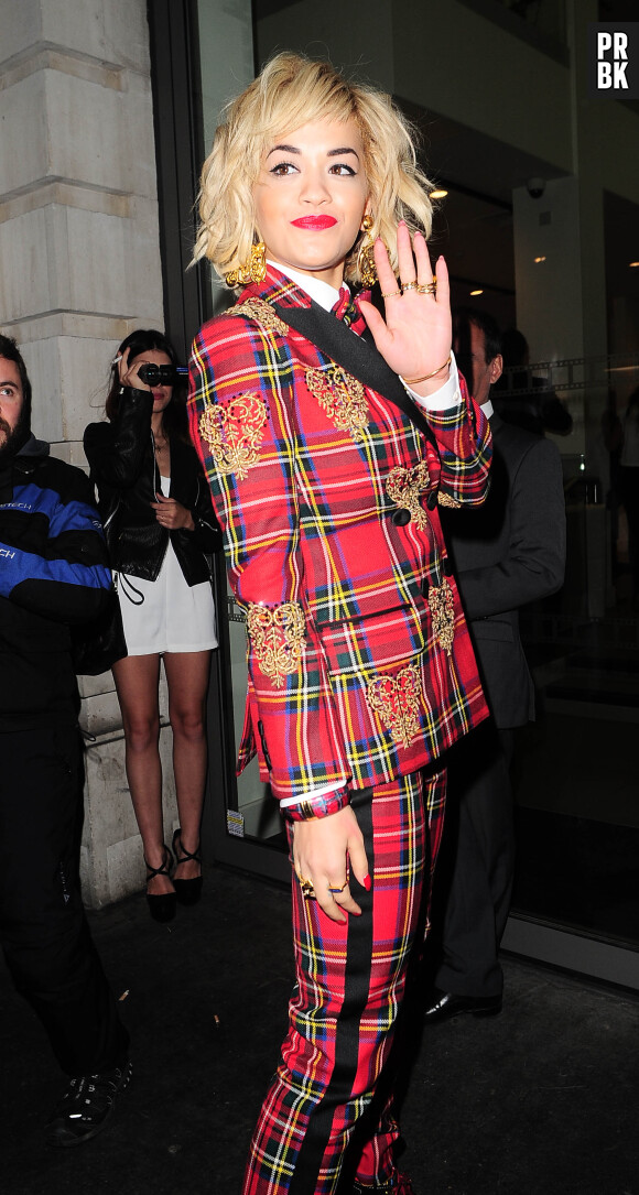 Rita Ora en look tartan dans le top/flop fashion de la semaine, le 10 octobre 2013 à Londres