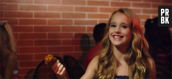 Alison Gold dans le clip de Chinese Food